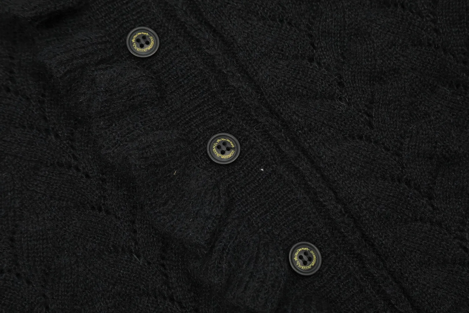vivienne west wood Vivienne heavy lace classic cardigan knitted sweater wool 2024 autumn latest style 🧩 15% merino cotton wool 85% wool blend 🧩Correct Italian 🇮🇹100% wool washed wheat logo Size: S -M- L Color: black purple gray
